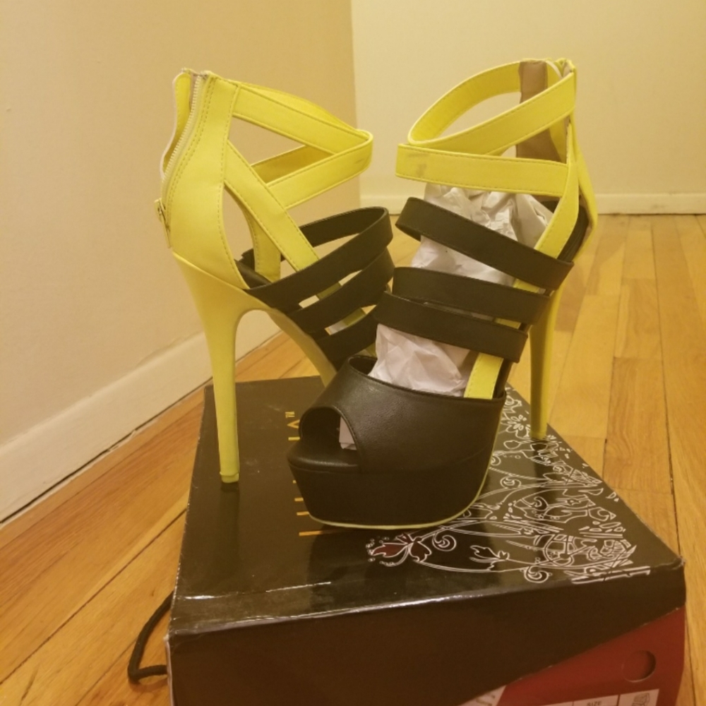 SIZE 10- BLACK & NEON YELLOW HEELS..